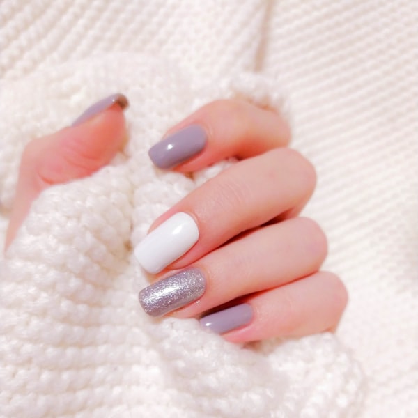 Manicura francesa con puntas blancas sobre base rosa natural
