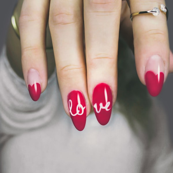 Uñas semipermanentes rojo cereza brillante en forma almendra