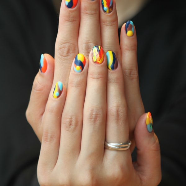 Set de uñas de otoño en tonos cobre y ámbar tostado