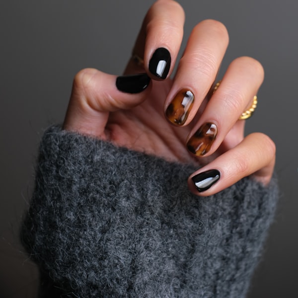 Uñas semipermanentes nude lechoso con acabado glaseado