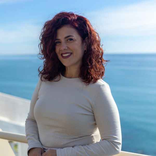 Viviana sonriendo, con el mar de fondo
