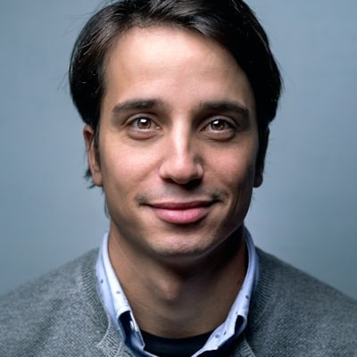 Retrato de Daniel Okafor, técnico de acrílicas y esculpidas